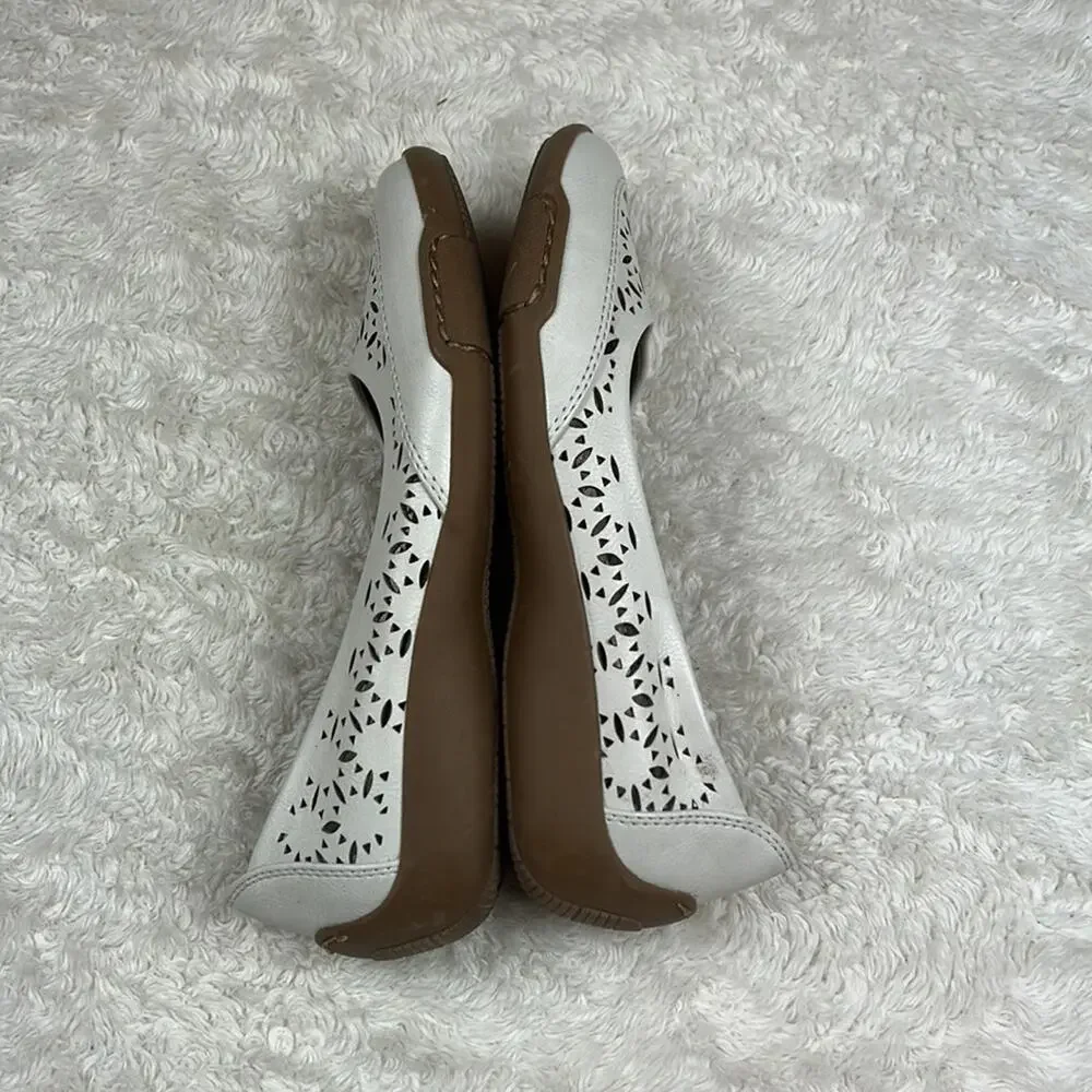 Array‎ Jordan  lasercut cream faux leather slip on ballet flats, shoes size 4.5